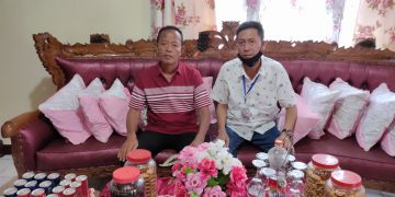 Meski Sibuk, Bupati Bolsel Jenguk Mantan Camat Pintim