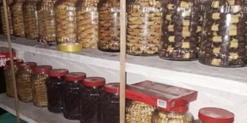 Jelang Lebaran, Kue Kering Ibu Sri Laris Manis