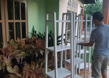 Menjamur, Rak Bunga Buatan Fitra Banjir Orderan