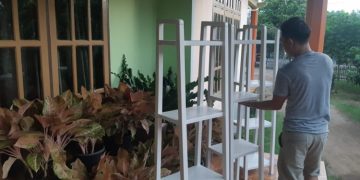 Menjamur, Rak Bunga Buatan Fitra Banjir Orderan