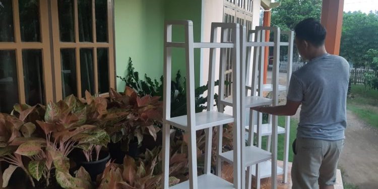 Menjamur, Rak Bunga Buatan Fitra Banjir Orderan