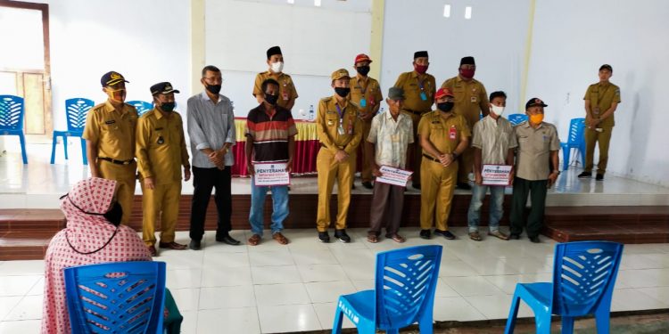 Warga Salongo Timur Terima Bantuan Perbaikan Rumah Dari Bupati Bolsel