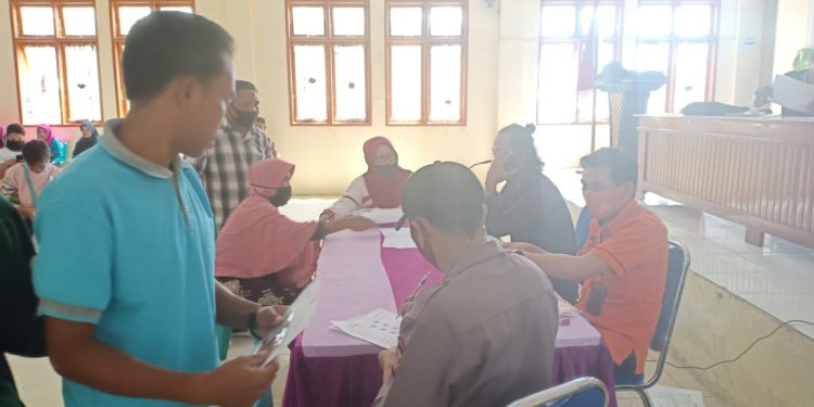 Warga Bolang Itang Timur Terima BST Tahap Dua