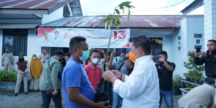 Nayodo Salurkan Bantuan Bibit Durian Jenis Musang King 