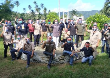 Yasti Bantu APD Kepada Pewarta Biro Bolmong