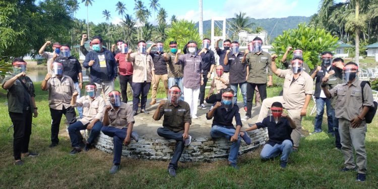 Yasti Bantu APD Kepada Pewarta Biro Bolmong