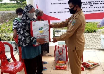 Disabilitas Netra Bolmong Terima Paket Bantuan dari Balai Kemensos RI