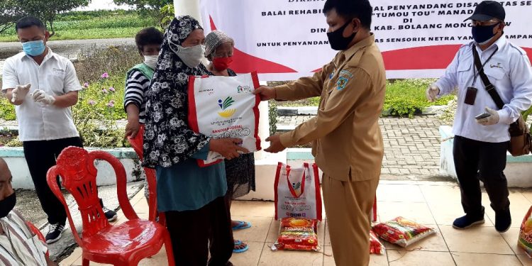 Disabilitas Netra Bolmong Terima Paket Bantuan dari Balai Kemensos RI