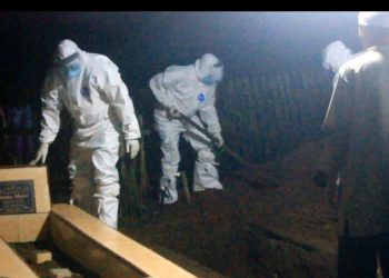 Dengan APD Lengkap, Sejumlah Pejabat Makamkan Jenazah PDP di Bolmong