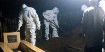 Dengan APD Lengkap, Sejumlah Pejabat Makamkan Jenazah PDP di Bolmong