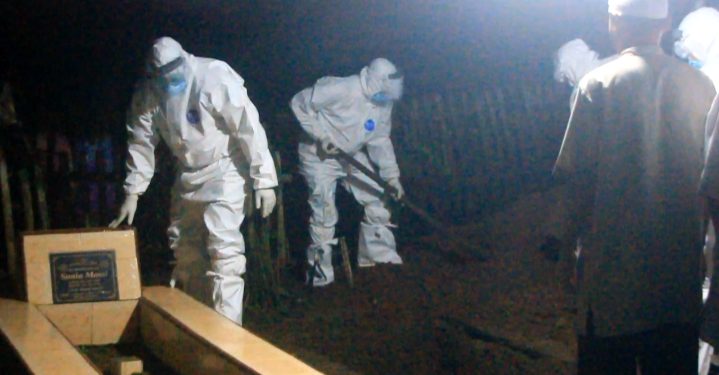 Dengan APD Lengkap, Sejumlah Pejabat Makamkan Jenazah PDP di Bolmong