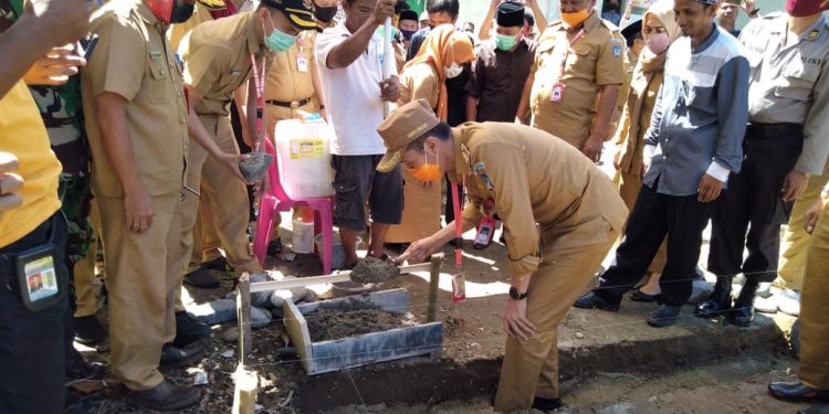 Kamaru Letakan Batu Pertama Pembangunan YPBA MTs Fastabiqul Khairat Pinolantungan