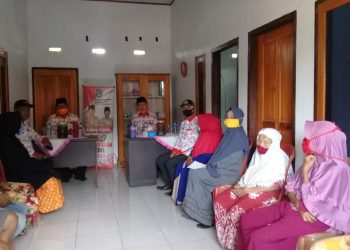 Bupati dan Wabup Bolsel Bagikan 261 STG Di Desa Tobayagan