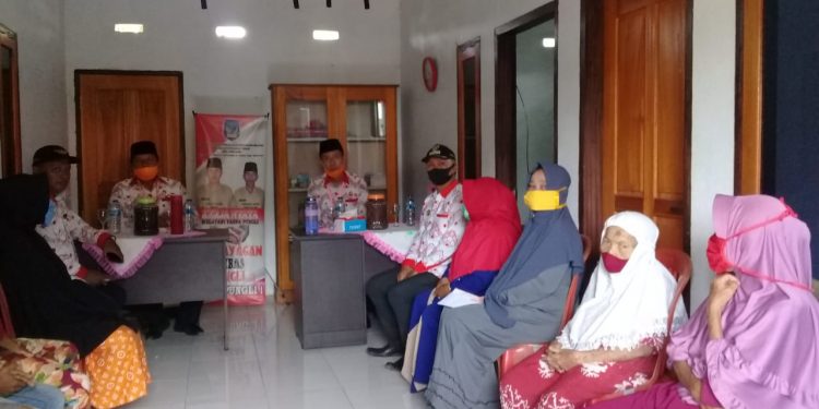 Bupati dan Wabup Bolsel Bagikan 261 STG Di Desa Tobayagan