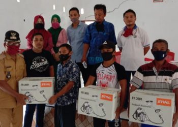 Pemdes Dudepo Barat Serahkan Bantuan Mesin Potong Rumput Bagi 4 Kelompok Tani