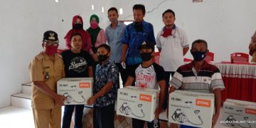 Pemdes Dudepo Barat Serahkan Bantuan Mesin Potong Rumput Bagi 4 Kelompok Tani