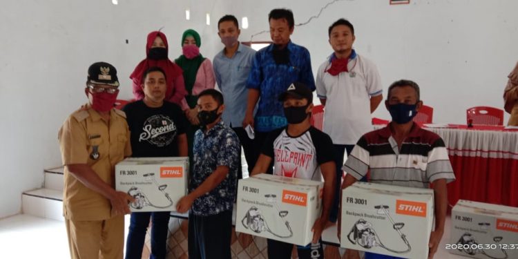 Pemdes Dudepo Barat Serahkan Bantuan Mesin Potong Rumput Bagi 4 Kelompok Tani
