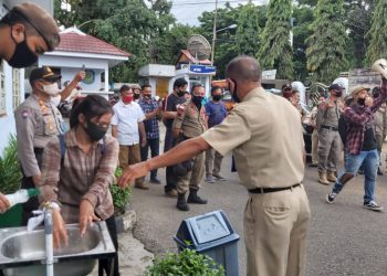 Taat Protokol Kesehatan, Pendemo Cuci Tangan Sebelum Aksi