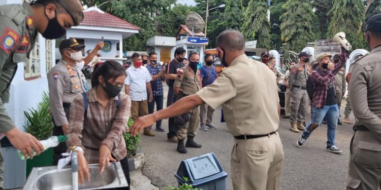 Taat Protokol Kesehatan, Pendemo Cuci Tangan Sebelum Aksi