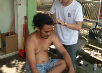 Tukang Gunting Keliling Ini Raup Ratusan Ribu Tiap Hari