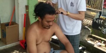 Tukang Gunting Keliling Ini Raup Ratusan Ribu Tiap Hari