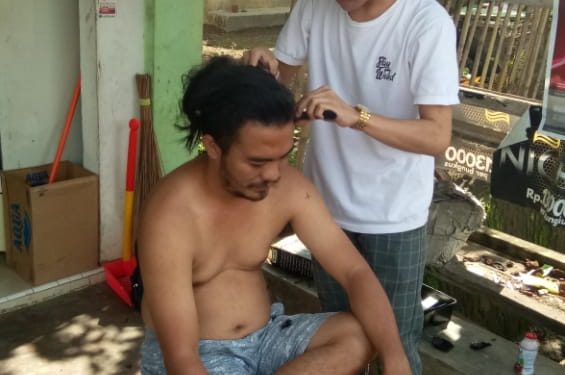 Tukang Gunting Keliling Ini Raup Ratusan Ribu Tiap Hari