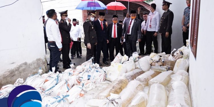 HUT Bhayangkara ke-74, Iskandar Kamaru Bersama Polres Bolsel Musnahkan Miras