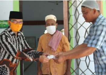 Kemenag Bolmong Berbagi Masker di Tempat Ibadah