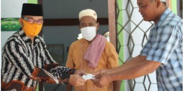 Kemenag Bolmong Berbagi Masker di Tempat Ibadah