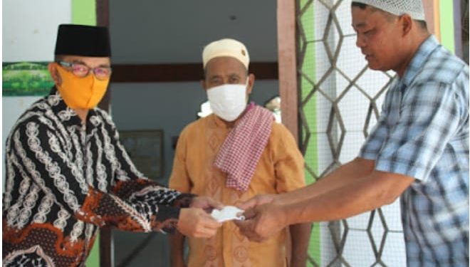Kemenag Bolmong Berbagi Masker di Tempat Ibadah