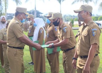 Bupati Bolmut Serahkan SK Bagi 5 Pejabat Pelaksana Tugas