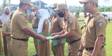 Bupati Bolmut Serahkan SK Bagi 5 Pejabat Pelaksana Tugas