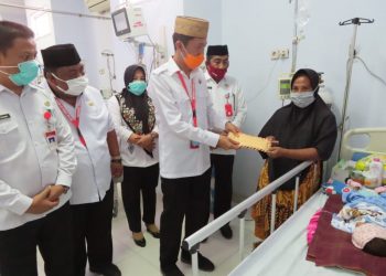 Prihatin, Iskandar Kamaru Beri Bantuan Bagi Balita Terkena Kanker Hati