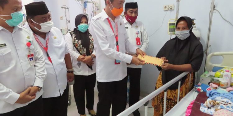 Prihatin, Iskandar Kamaru Beri Bantuan Bagi Balita Terkena Kanker Hati