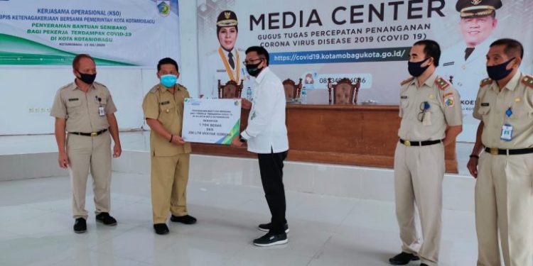 Melalui Pemkot, BPJS Salurkan Bantuan Sembako Kepada 200 Pekerja Terdampak Covid-19