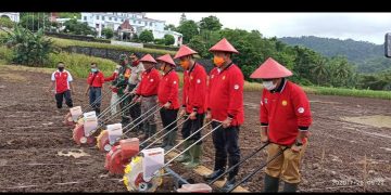Bersama Wabup, Bupati Bolsel Ajak Warga Tanam Jagung Dilahan Kosong