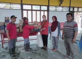 Ketua Tim Penggerak PKK Bolsel Turun Langsung Bantu Korban Banjir