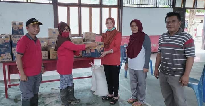 Ketua Tim Penggerak PKK Bolsel Turun Langsung Bantu Korban Banjir