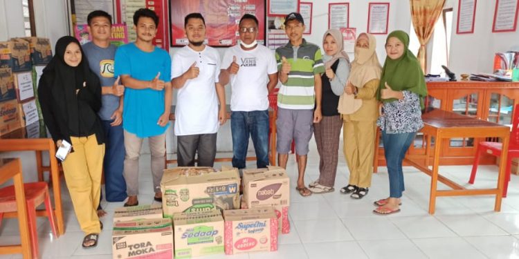 Pengurus Karang Taruna Tolondadu 2 Bantu Korban Banjir