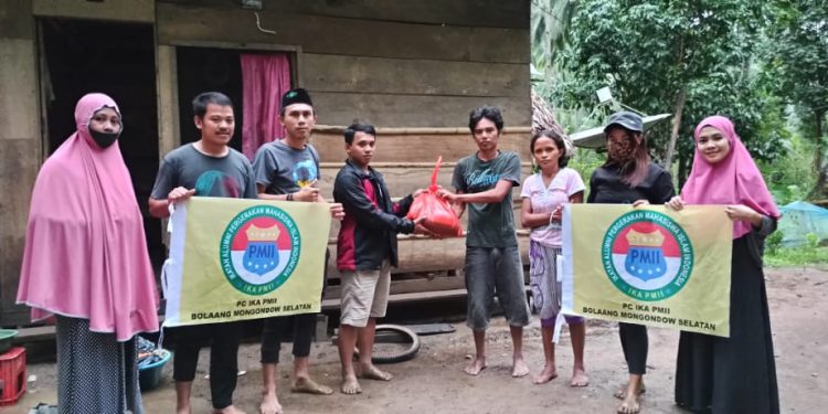 Peduli Korban Banjir, IKA PMII Bolsel Salurkan Bantuan