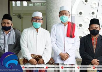 Patuhi Protokol Covid-19, Bupati Bolsel dan Warga Laksanakan Sholat Idul Adha