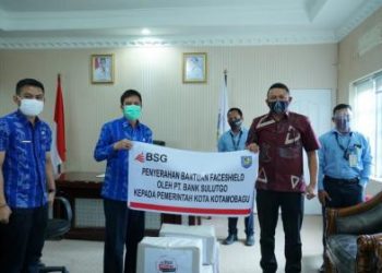 Bank SulutGo Beri 2000 Face Shield ke Pemkot Kotamobagu.