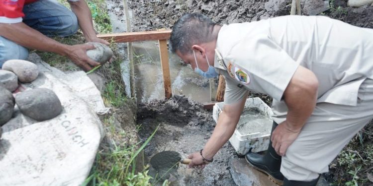Nayodo Letakan Batu Pertama Pembangunan Irigasi di Kelurahan Motoboi Kecil