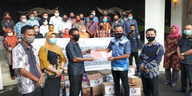 Bawaslu Sulut Salurkan Bantuan Korban Banjir di Bolmong dan Bolsel
