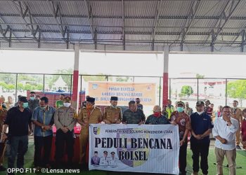 Disambut Bupati Bolsel, Depri Pontoh Serahkan Bantuan Sembako Bagi Korban Blsel