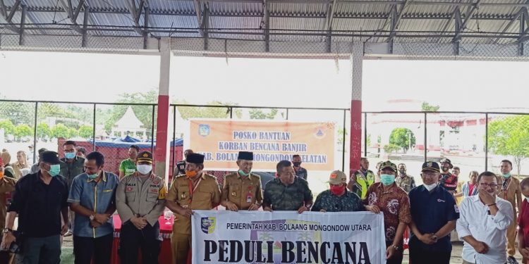 Disambut Bupati Bolsel, Depri Pontoh Serahkan Bantuan Sembako Bagi Korban Blsel