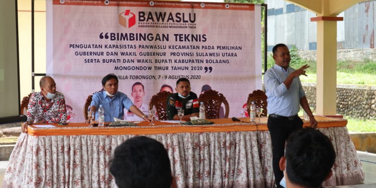 Mustarin Humagi Berikan Penguatan Kepada Panwaslu Se-Kecamatan Boltim