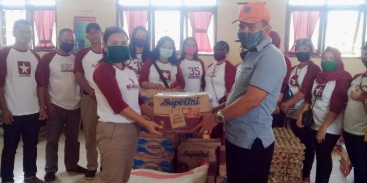 Pemdes Pangian dan Pemuda Bantu Korban Banjir