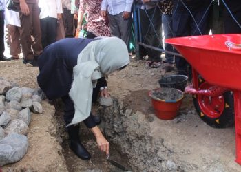 Yasti Letakkan Batu Pertama Pembangunan Masjid Al-Hidayah Lolak
