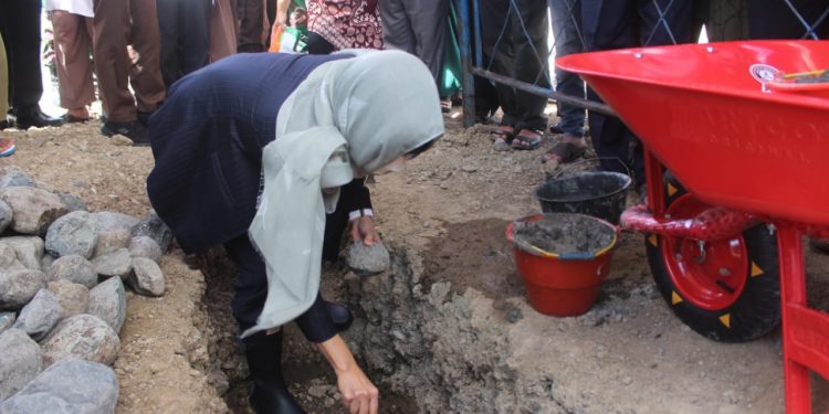 Yasti Letakkan Batu Pertama Pembangunan Masjid Al-Hidayah Lolak